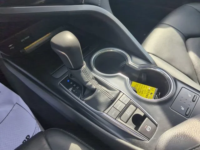 Used 2019 Off-white Toyota XSE V6 image 29