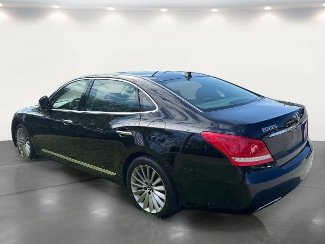 Used 2015 Black Hyundai Signature image 17