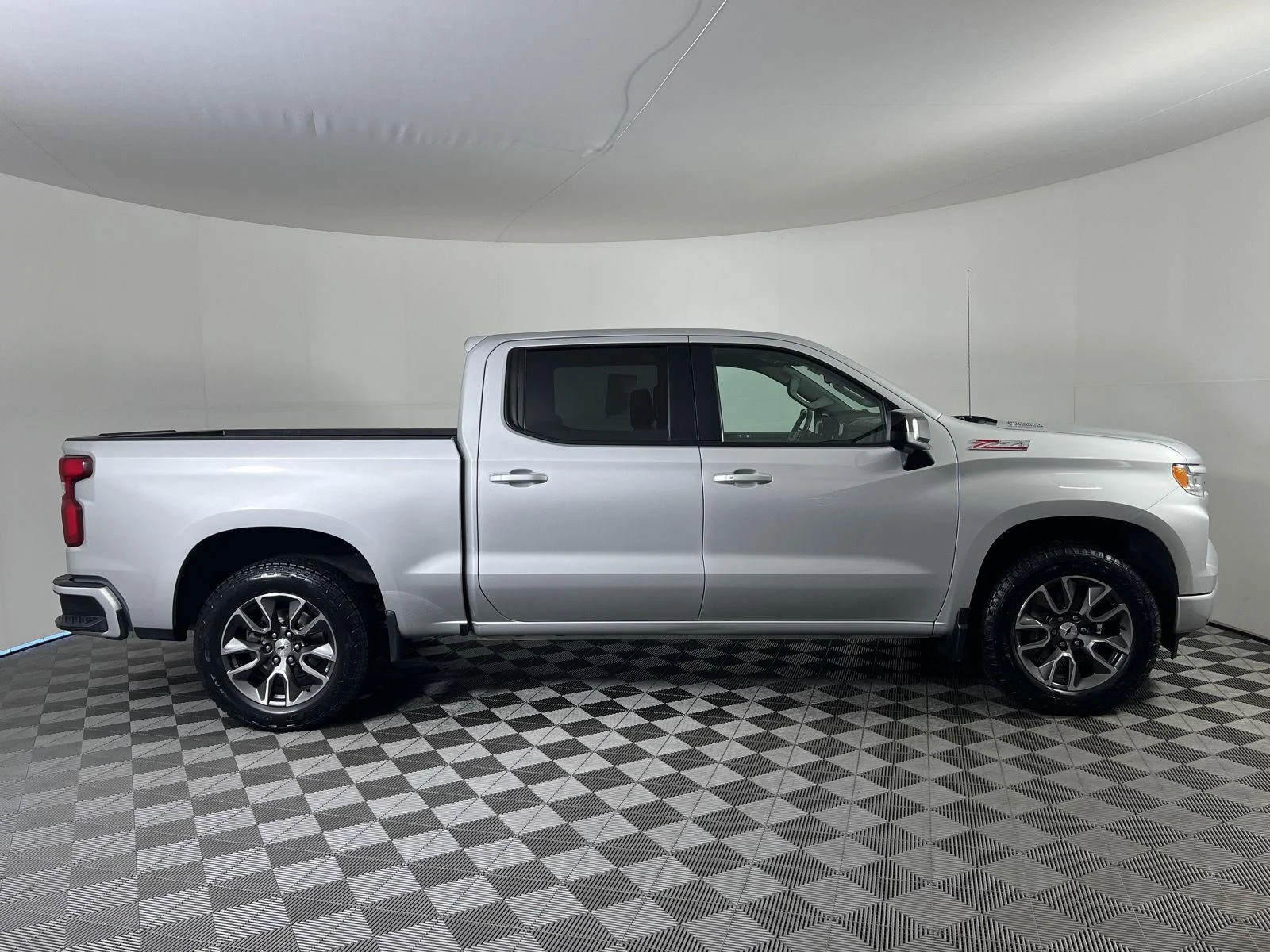 Used 2022 SILVER ICE METALLIC Chevrolet RST image 25