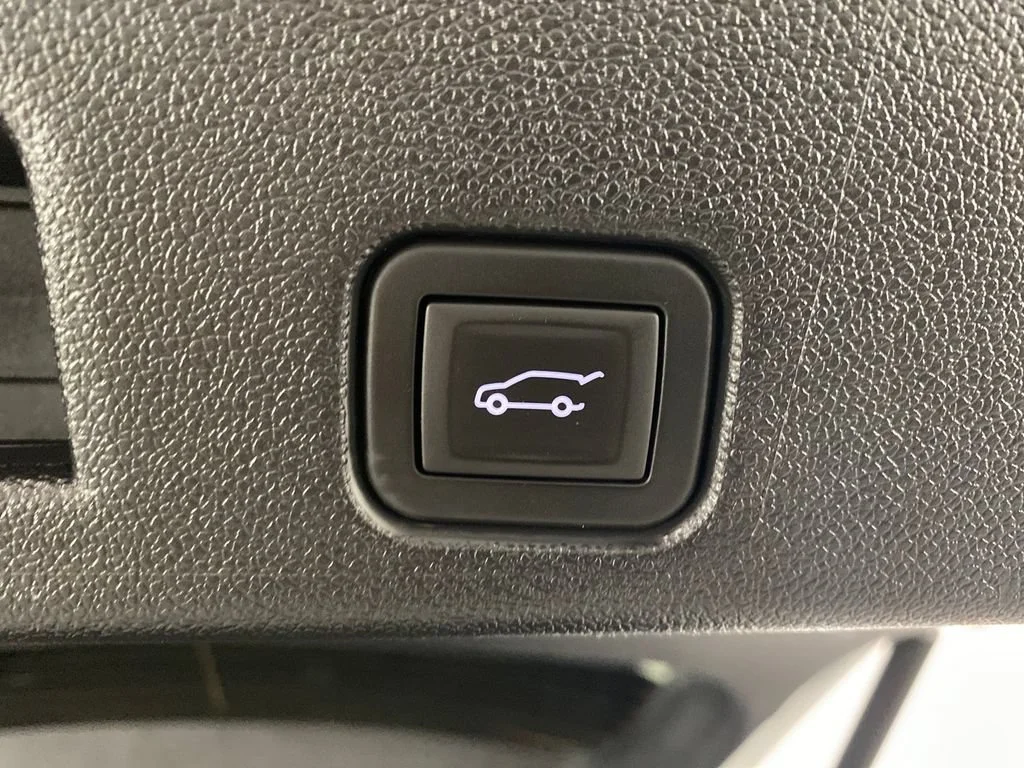 Used 2025 Summit White Chevrolet LT image 9