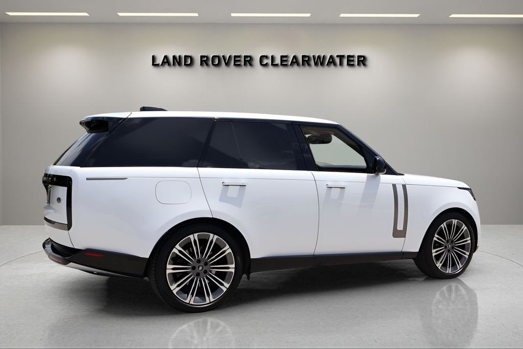 Used 2023 White Land Rover SE image 4