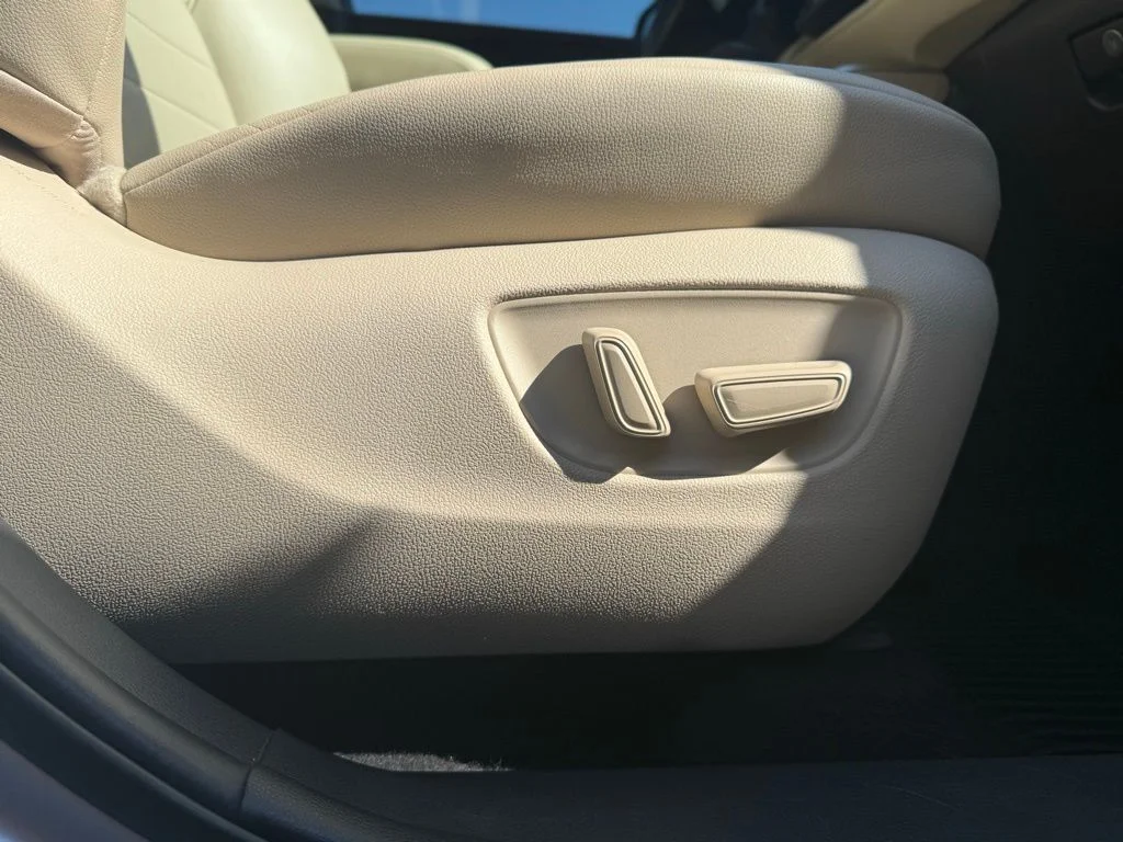 Used 2021 Silver Toyota XLE image 9