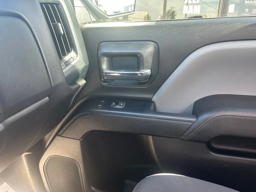 Used 2018  GMC Base image 17
