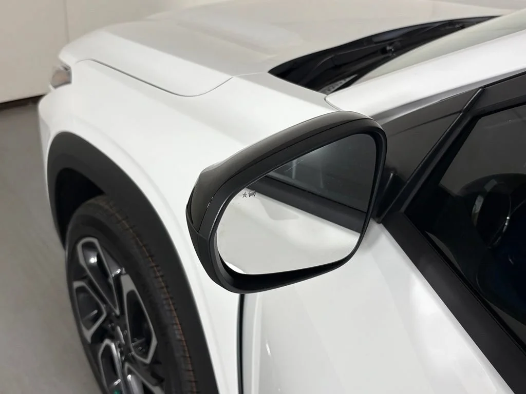 New 2026 Summit White Chevrolet 2RS image 15