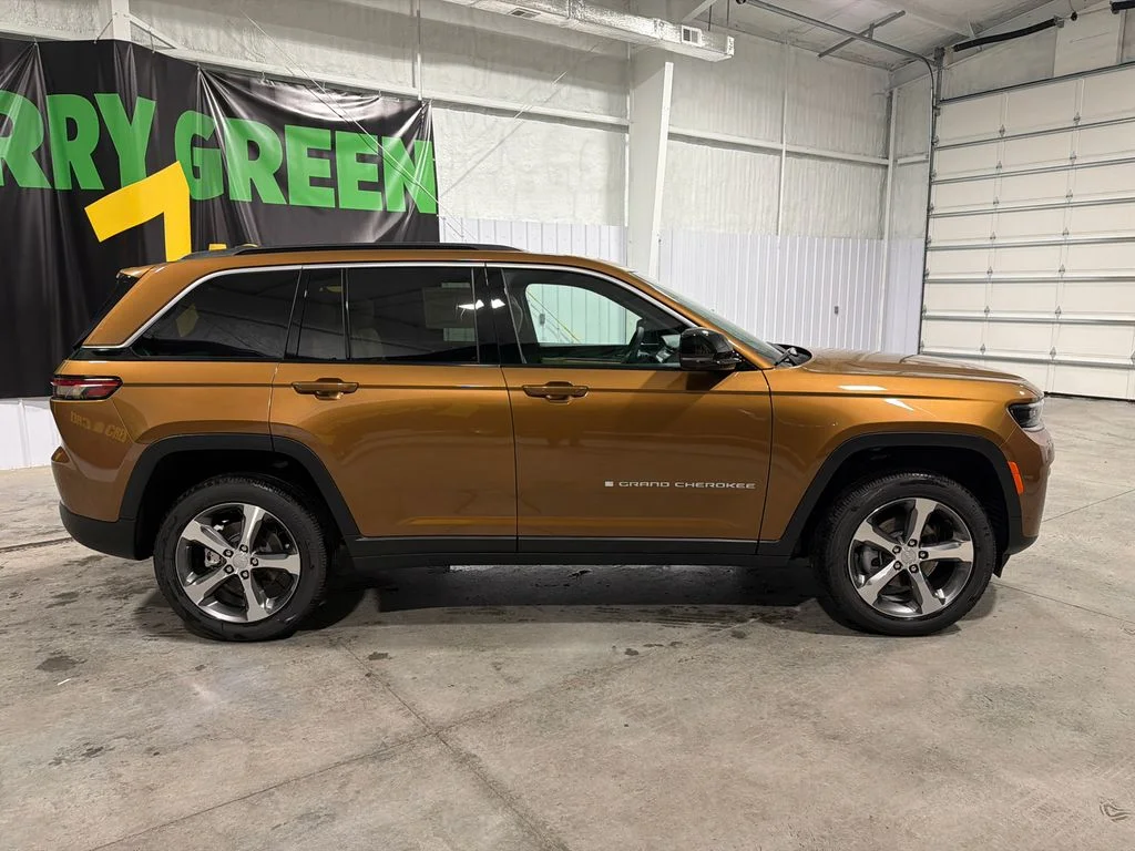 New 2026 Copper Shino Metallic Clear-Coat Exterior Paint Jeep Limited image 4