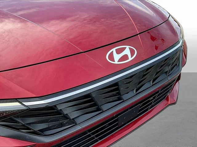 Used 2025 Red Hyundai SEL Convenience image 33