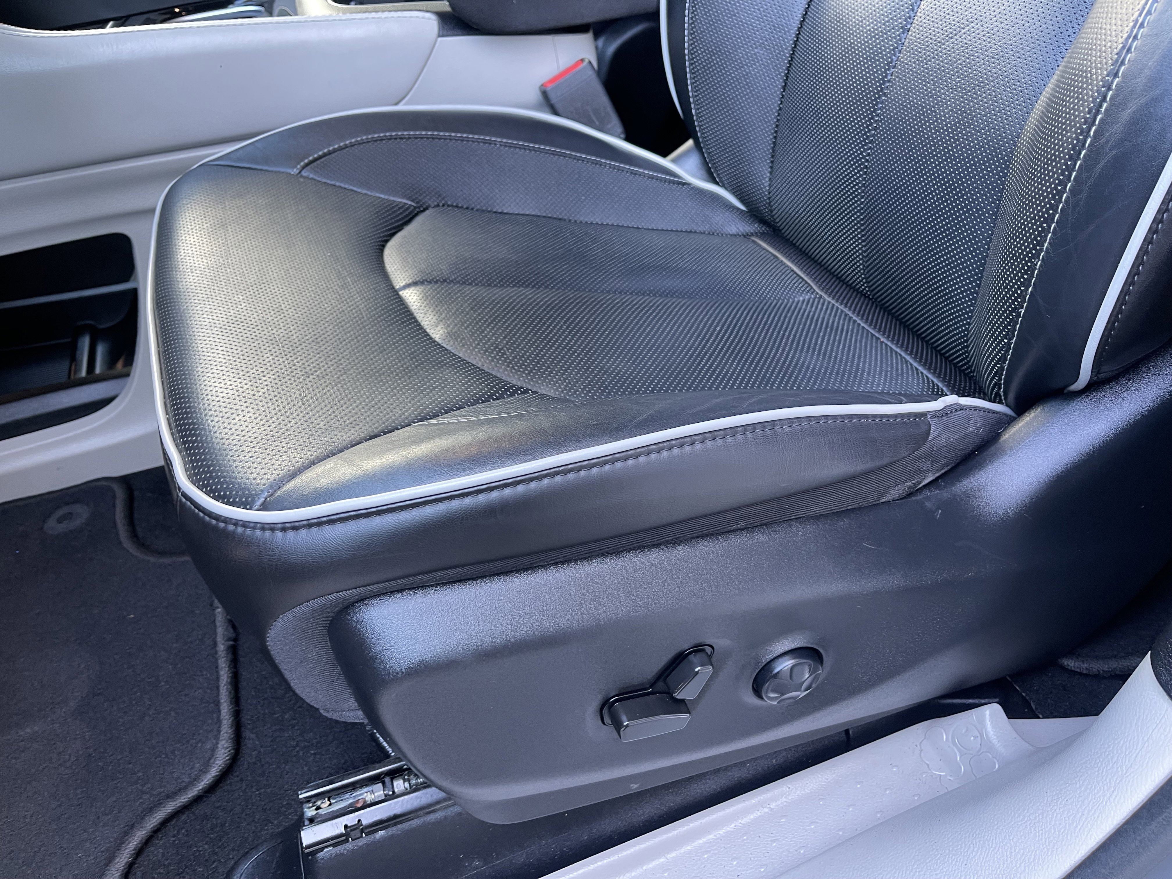 Used 2022 White Chrysler Limited image 19