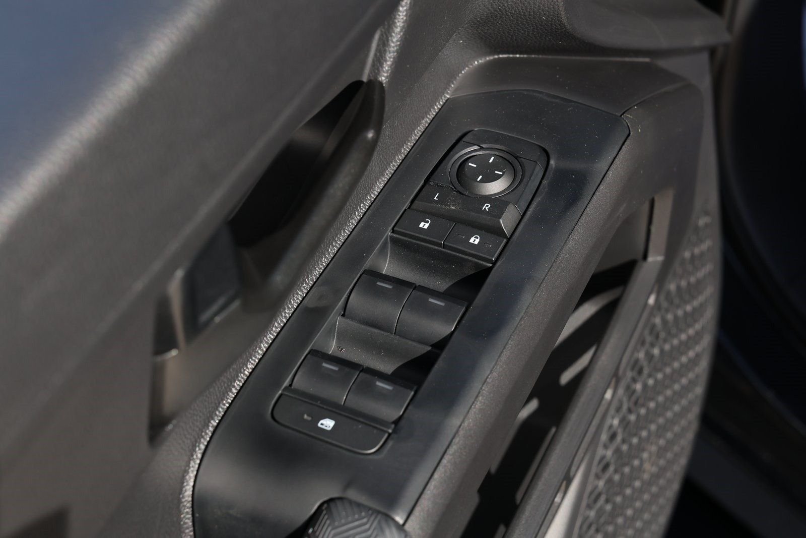 2025 Toyota Tacoma SR5 - Photo 31