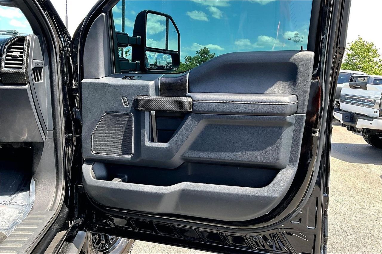 Used 2022 AGATE BLACK Ford LARIAT image 31
