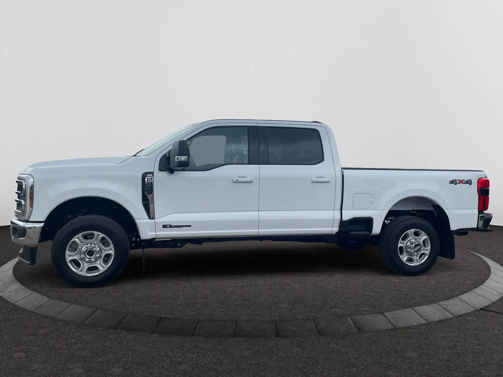 New 2026 Oxford White Ford XLT image 2