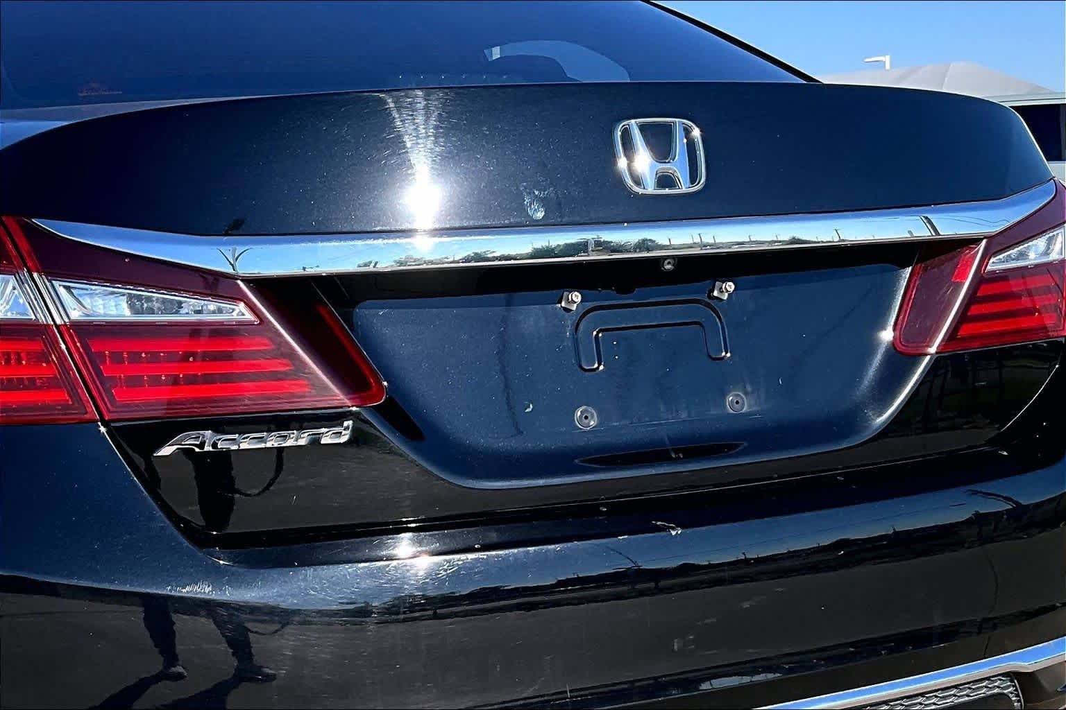 Used 2016 Crystal Black Pearl Honda EX-L image 29