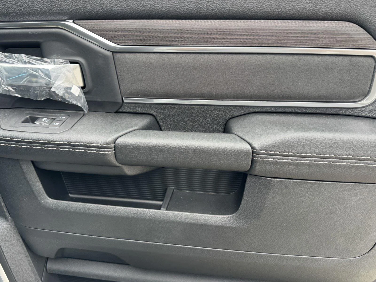 New 2026 Bright White Clear-Coat Exterior Paint RAM Laramie image 10