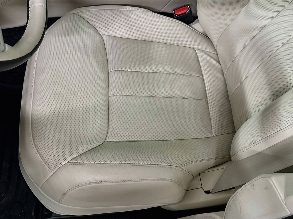Certified Used 2025 White Land Rover SE image 21