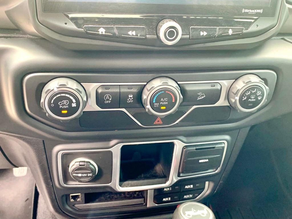 Used 2018 White Jeep Sport image 33