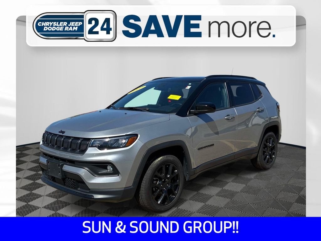 Used 2022 Silver Jeep Latitude image 1