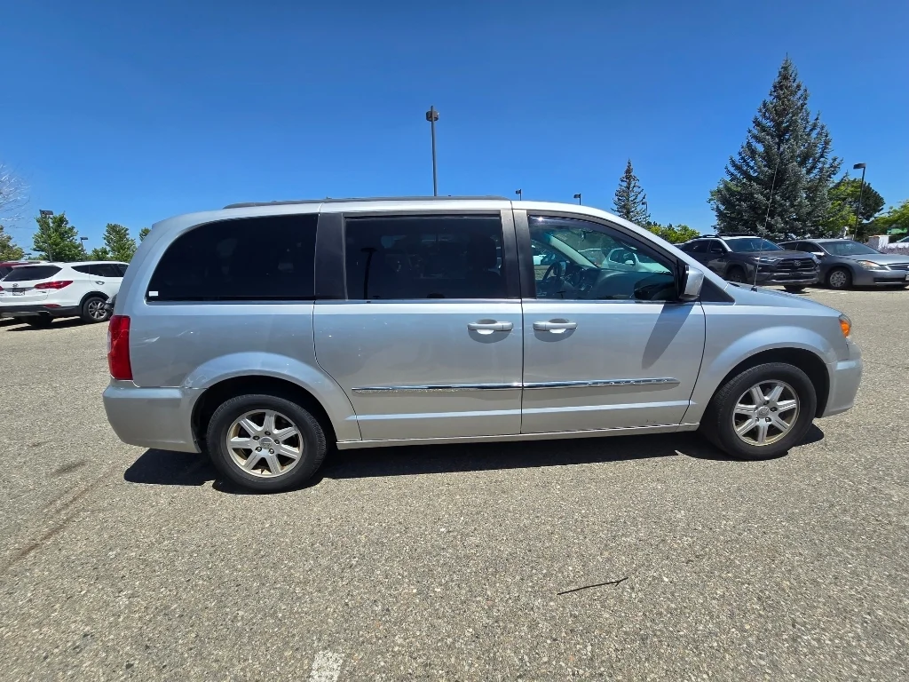 Used 2011 Bright Silver Metallic Clearcoat Chrysler Touring image 16