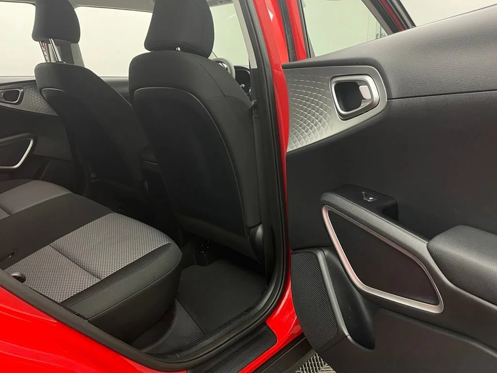 Used 2022  Kia LX image 31