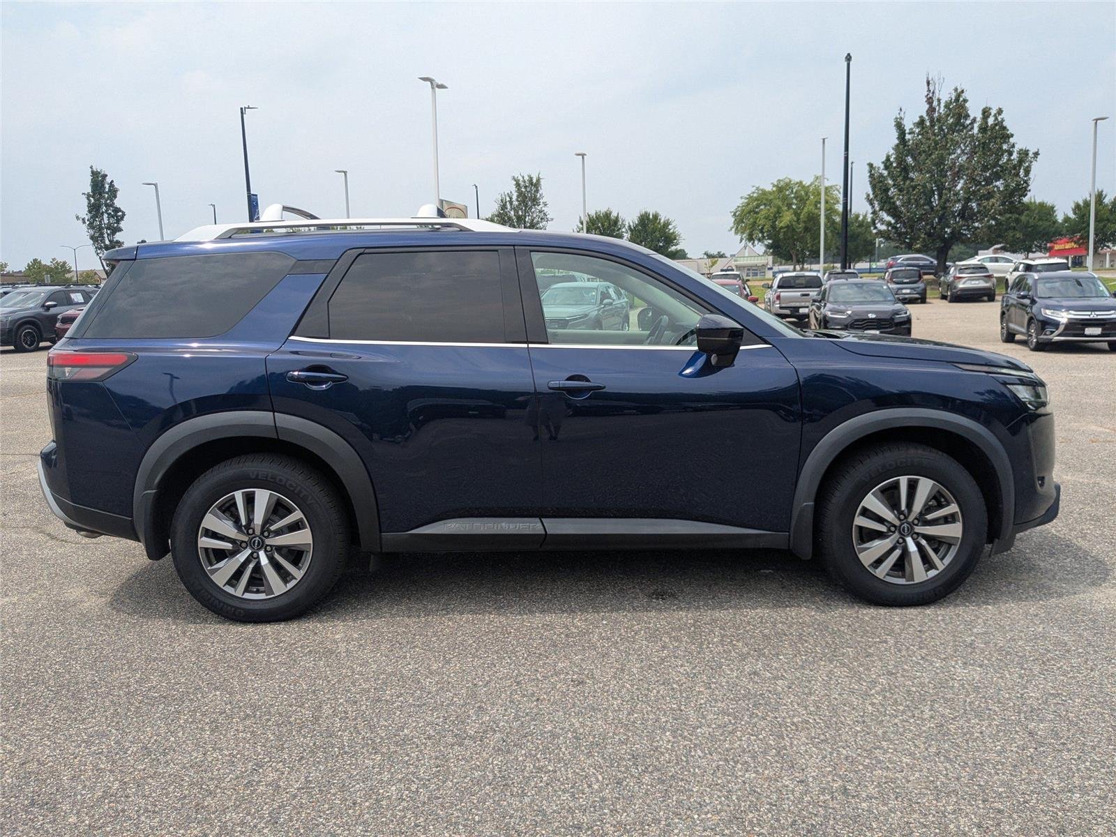 Used 2022 Deep Ocean Blue Pearl Nissan SL image 3