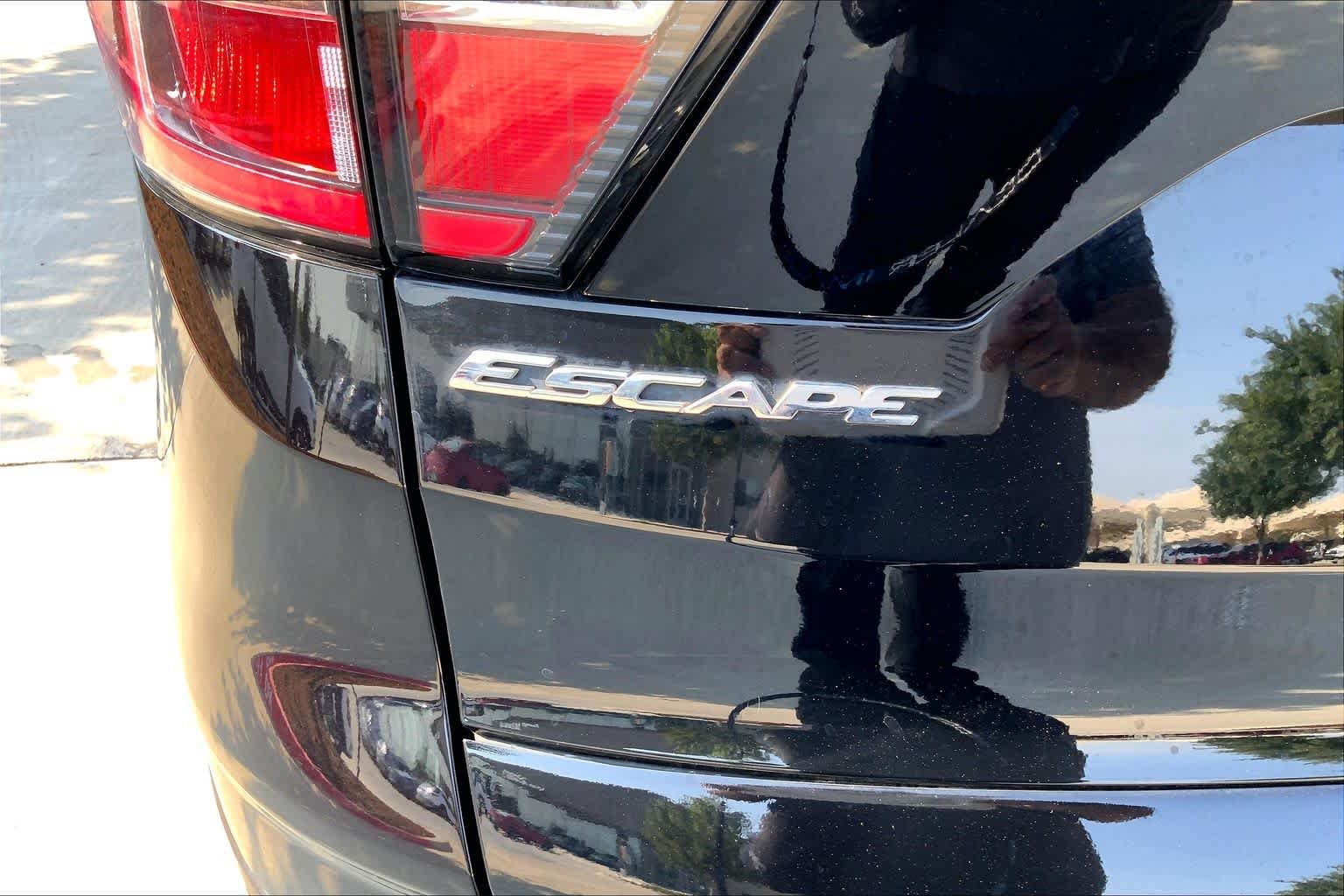 Used 2018 Shadow Black Ford SE image 33
