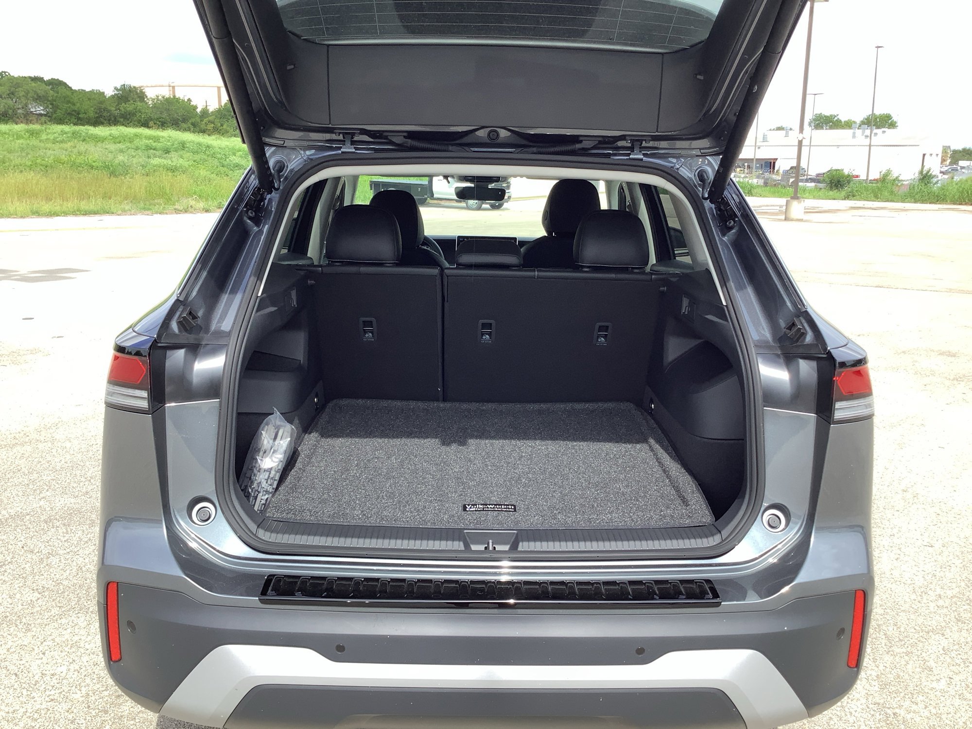 New 2026 Platinum Gray Metallic Volkswagen SE image 10