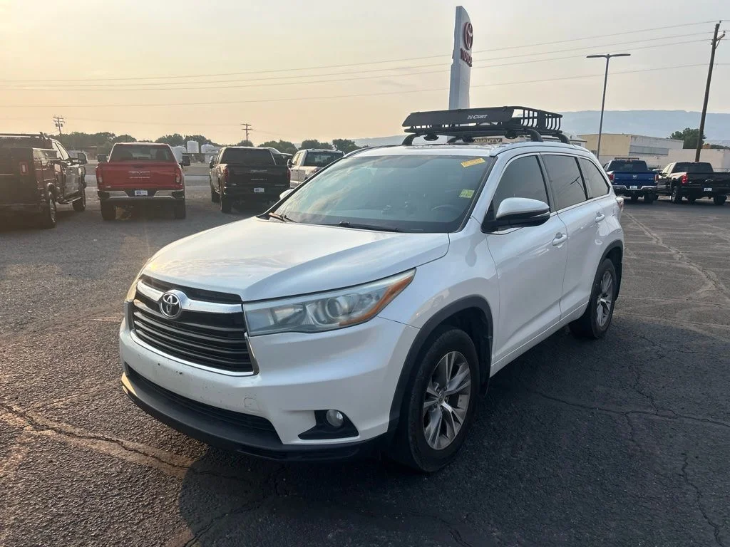 Used 2015 Blizzard Pearl Toyota XLE V6 image 3