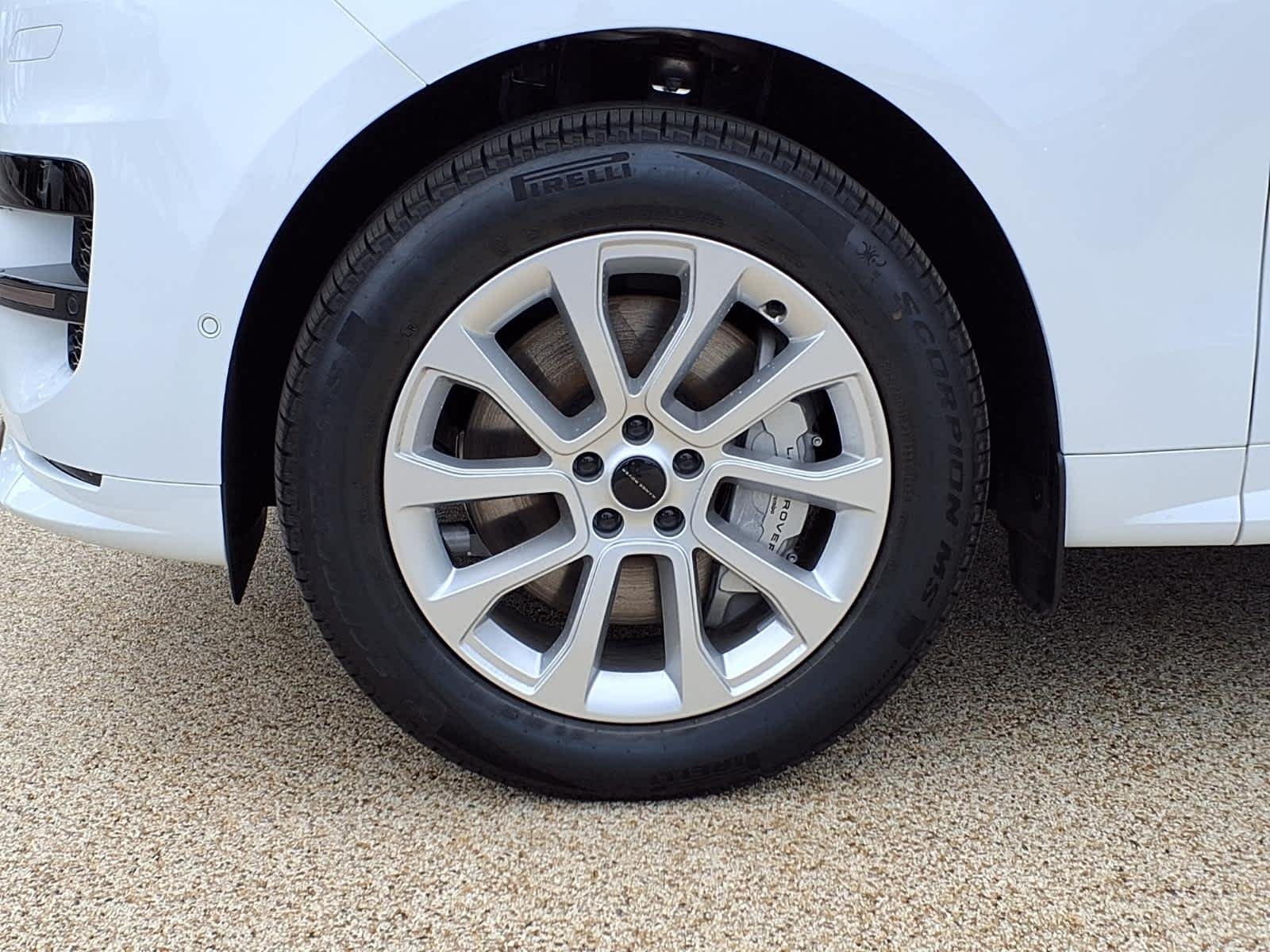 New 2026 Fuji White Land Rover Dynamic SE image 7