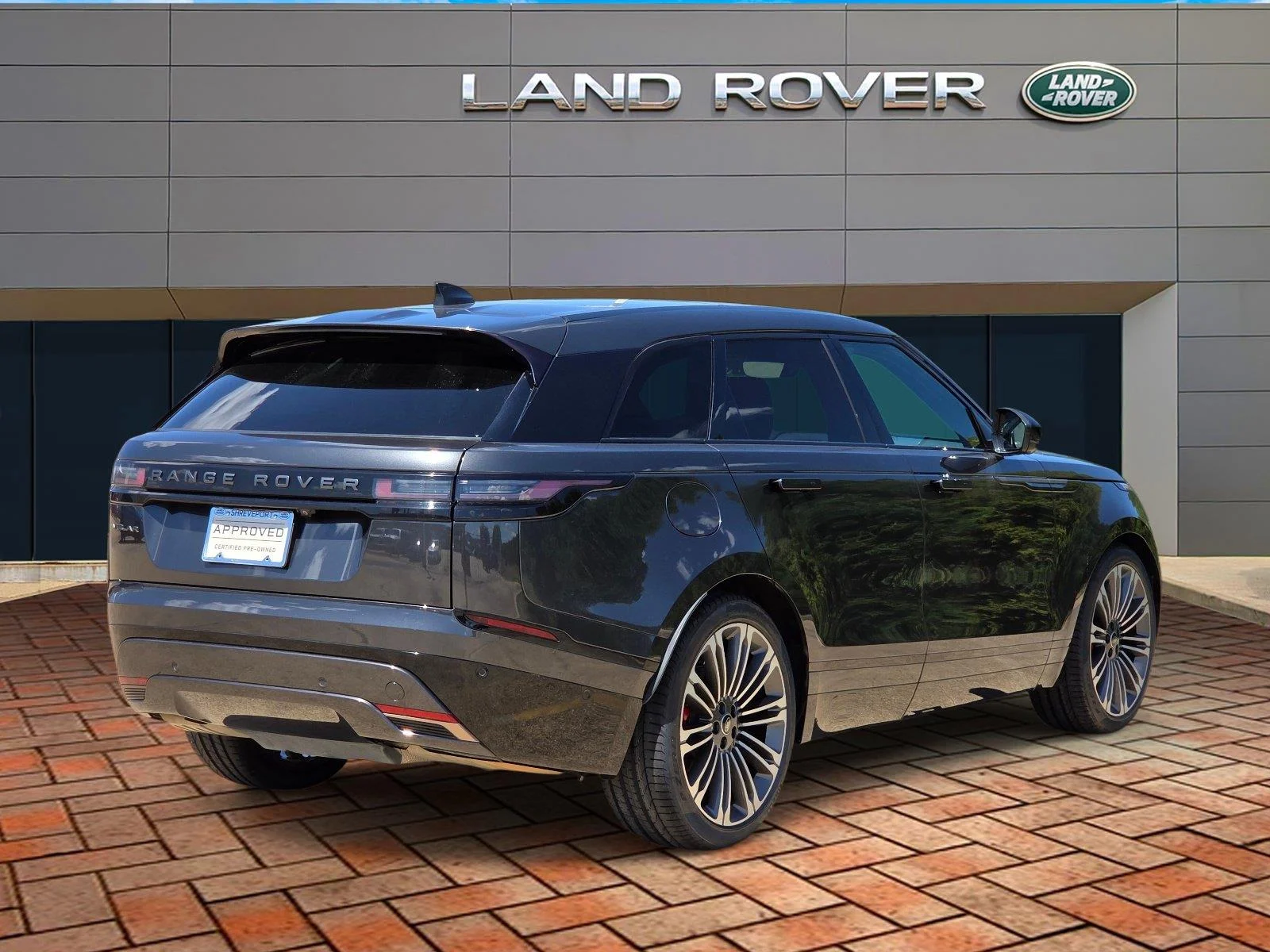 Certified Used 2024 Arroios Grey Metallic Land Rover Dynamic SE image 4