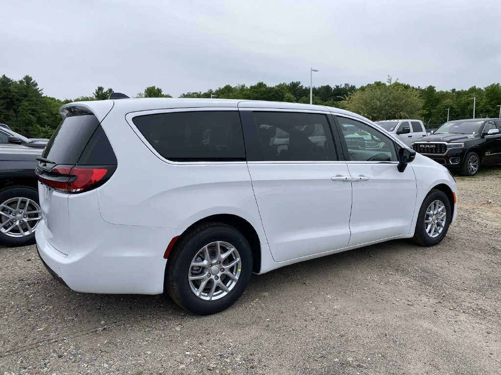 New 2027 Bright White Clear-Coat Paint Chrysler Select image 3