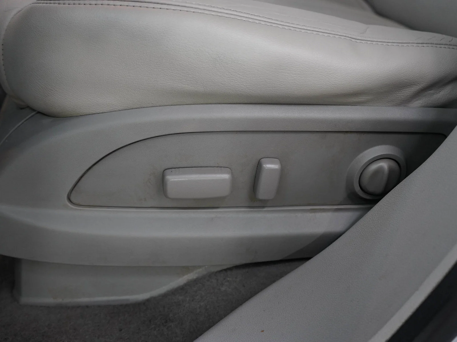 Used 2015 Quicksilver Metallic Buick Leather Group image 28