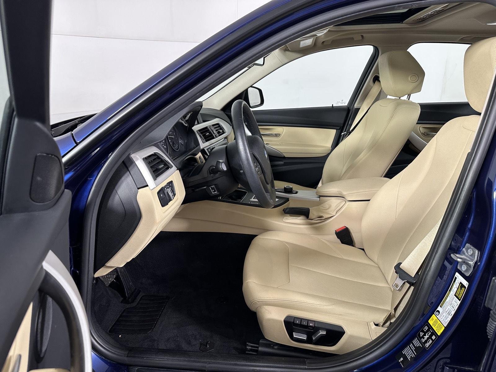 Used 2018 Mediterranean Blue Metallic BMW 320i xDrive image 15