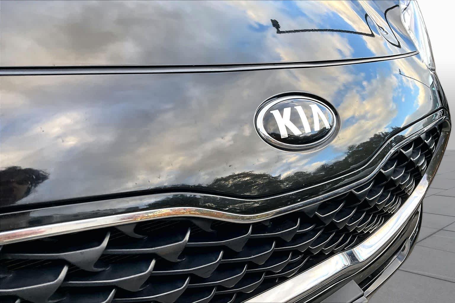 Used 2020 Black Cherry Pearl Kia LX image 28