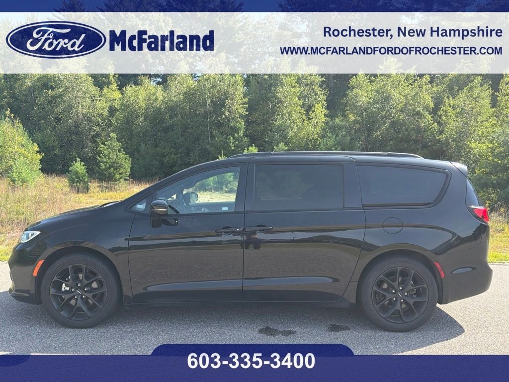 Used 2025 Diamond Black Chrysler Limited image 1