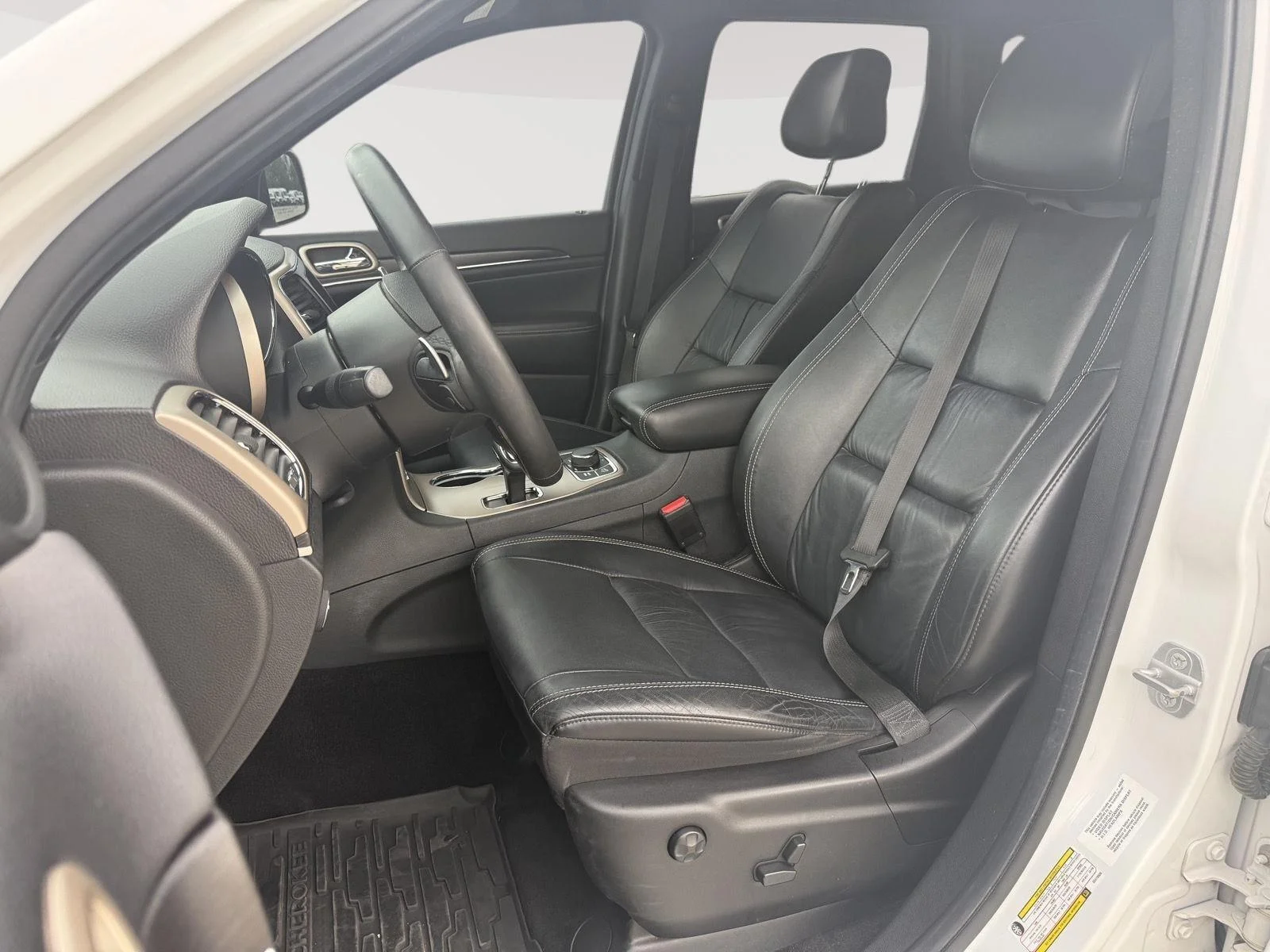 Used 2014 Bright White Clearcoat Jeep Limited image 9