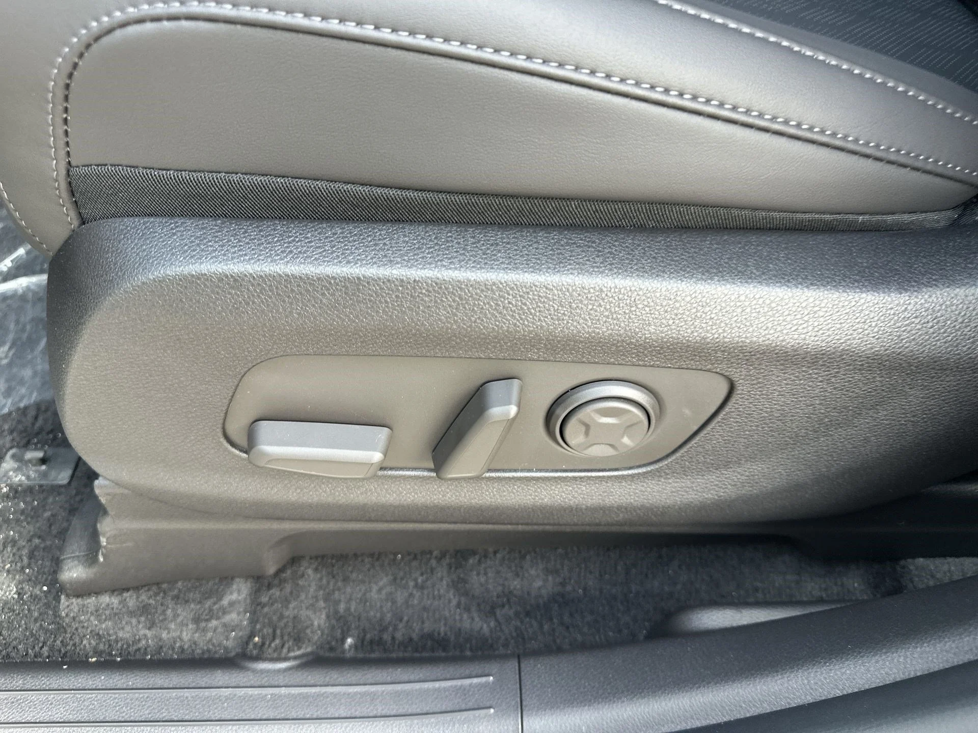 New 2026 Snow White Pearl Kia EX image 16