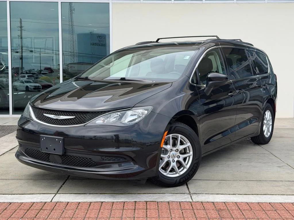 2021 Chrysler Voyager LXI's photo