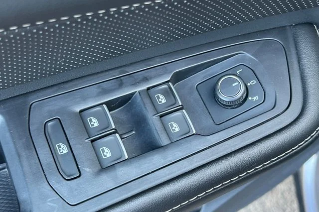 Used 2024  Volkswagen 2.0T SE w/Technology image 12