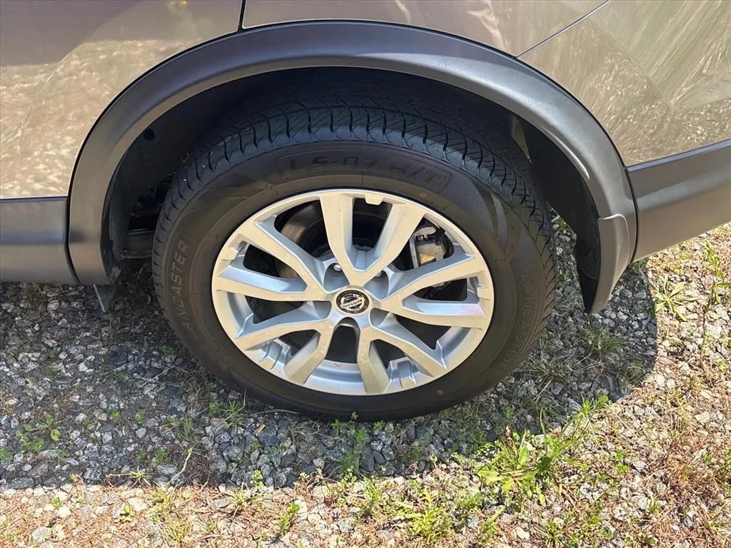 Used 2022 Gray Nissan SV image 14