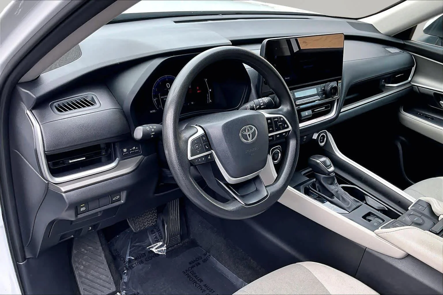 Used 2025 Wind Chill Pearl Toyota LE image 18