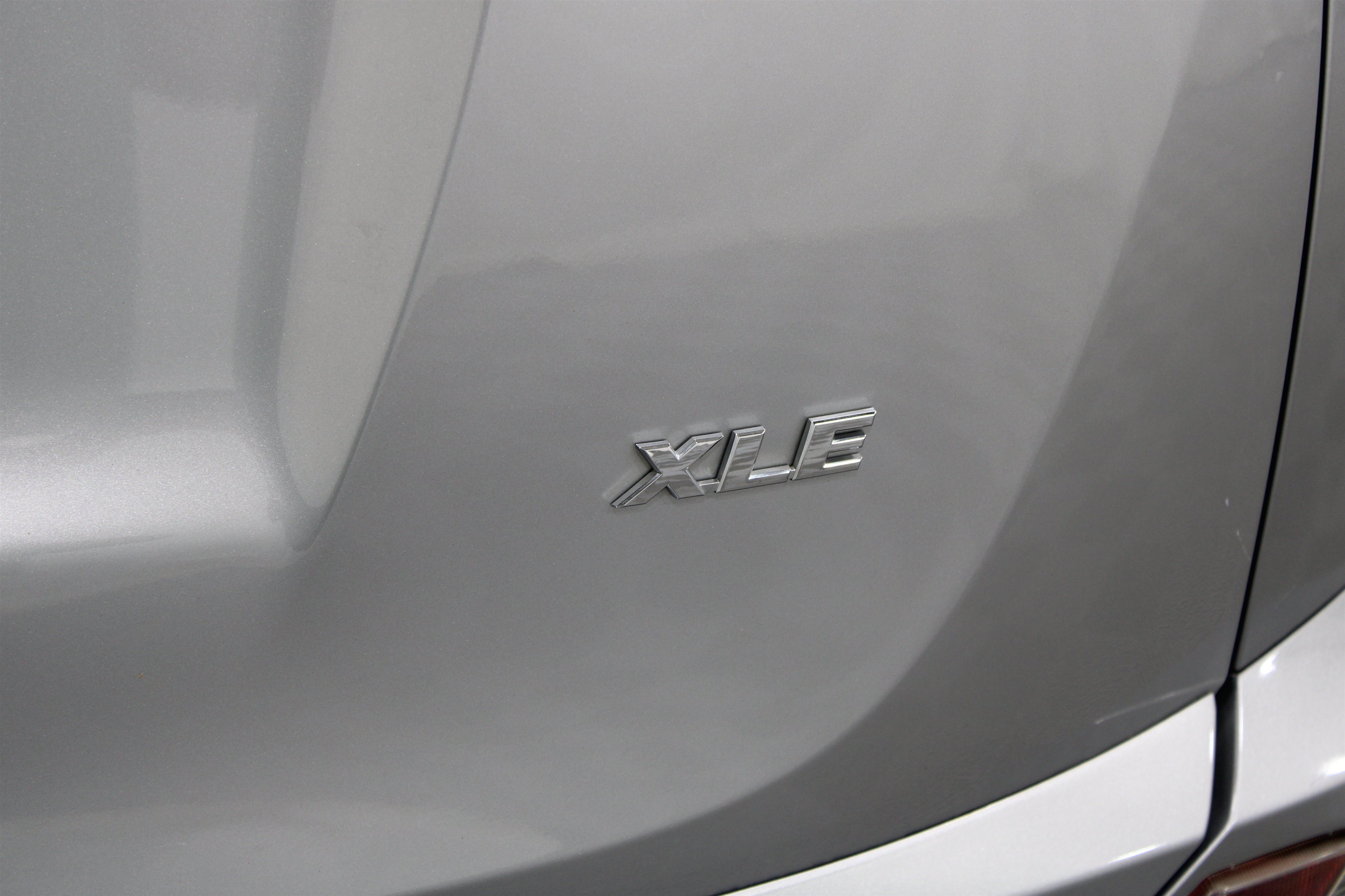 Used 2018 Silver Sky Metallic Toyota XLE image 31