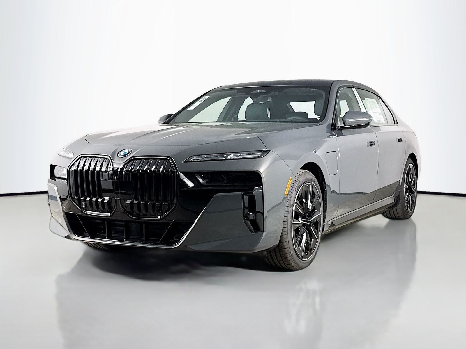 New 2026 Dravit Grey Metallic BMW 750e xDrive image 3