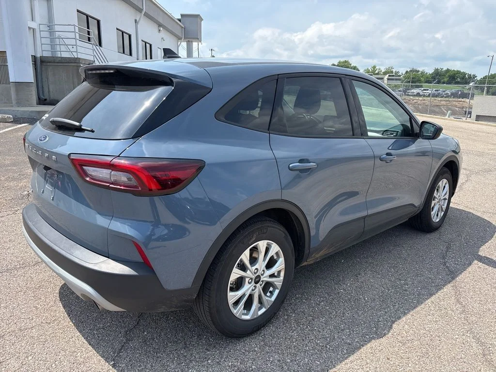 Used 2025 Vapor Blue Metallic Ford Active image 7