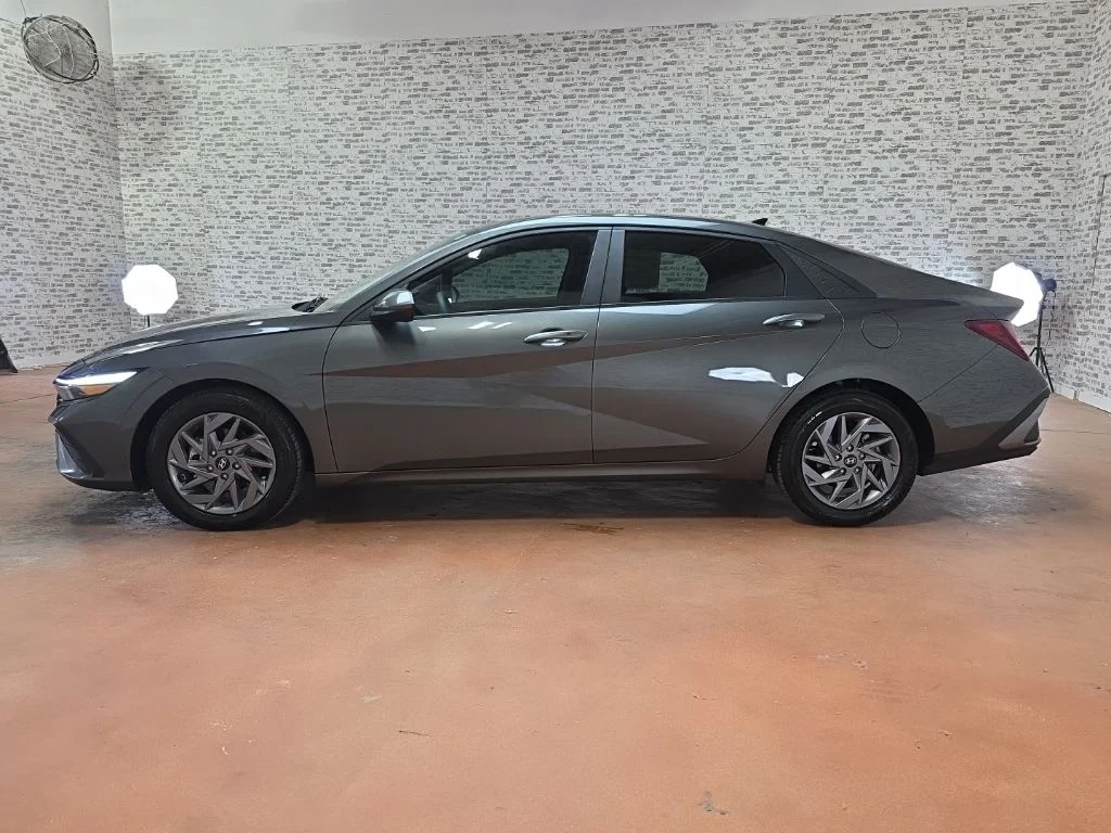 Used 2024 Amazon Gray Hyundai SEL image 4