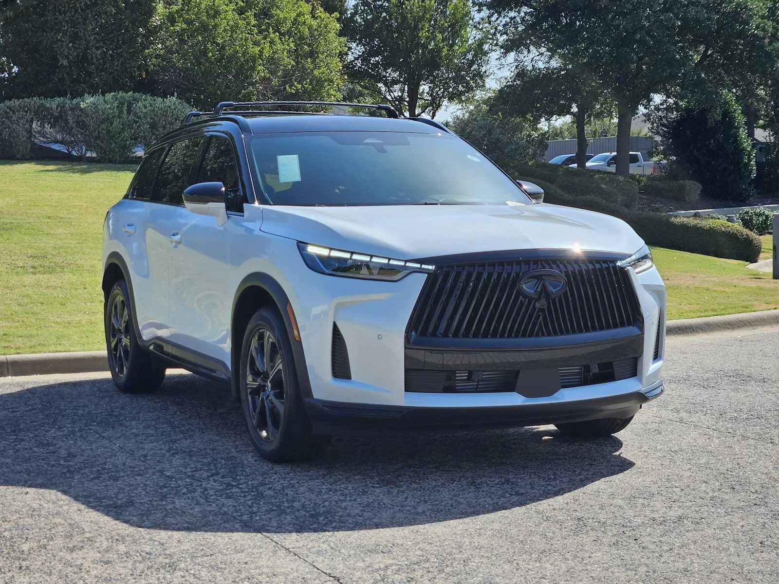 New 2027 2T RAD WHT INFINITI Autograph AWD image 2