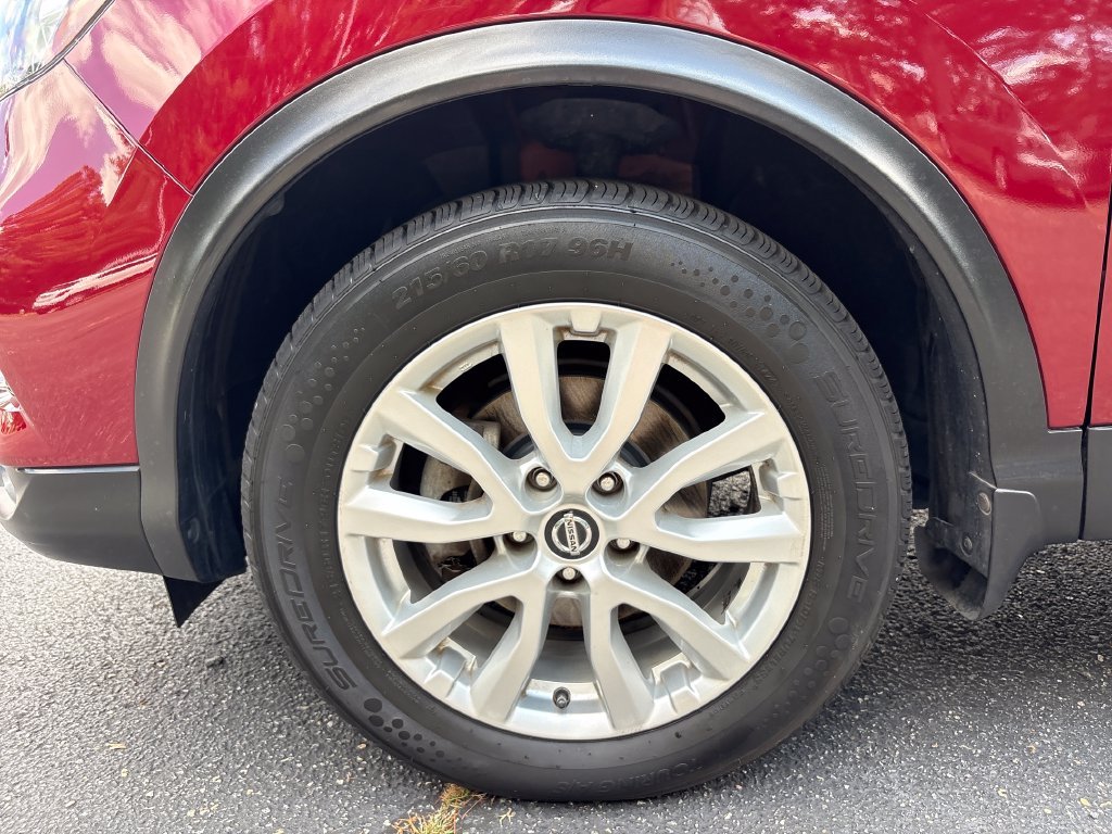 Used 2020 Red Nissan SV image 11