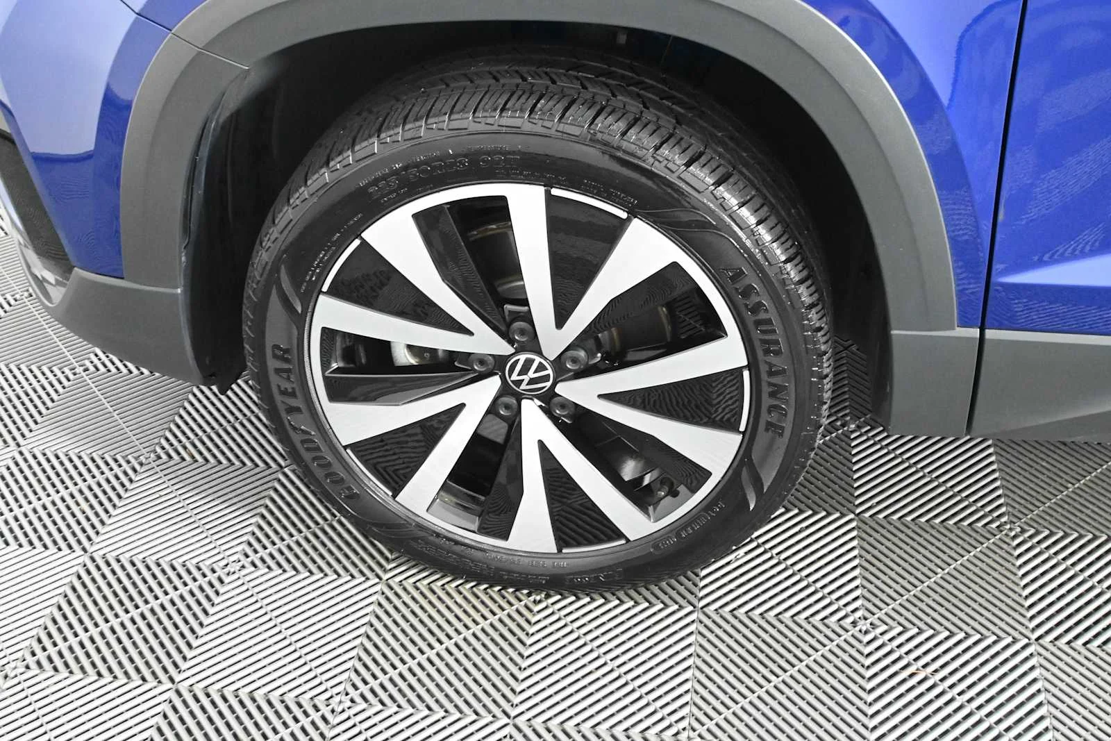 Certified Used 2023 Dusk Blue Metallic Volkswagen SE image 3