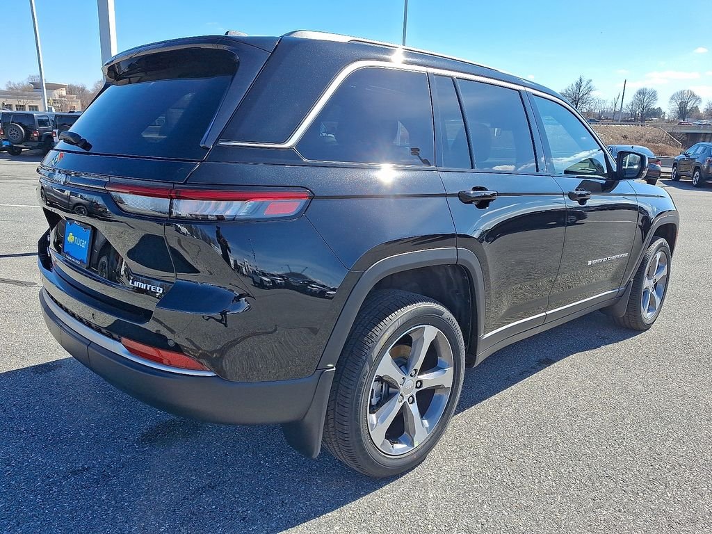 New 2026 Diamond Black Crystal Pearlcoat Jeep Limited image 4