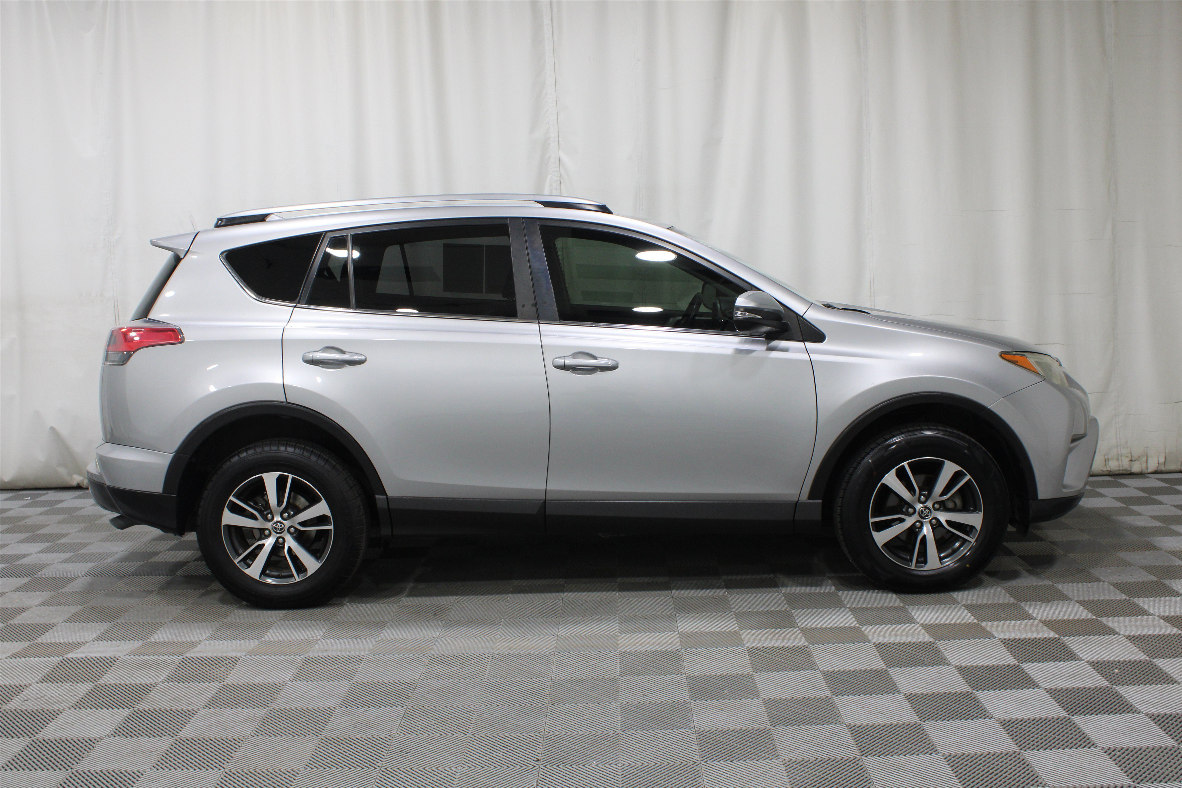 Used 2018 Silver Sky Metallic Toyota XLE image 28