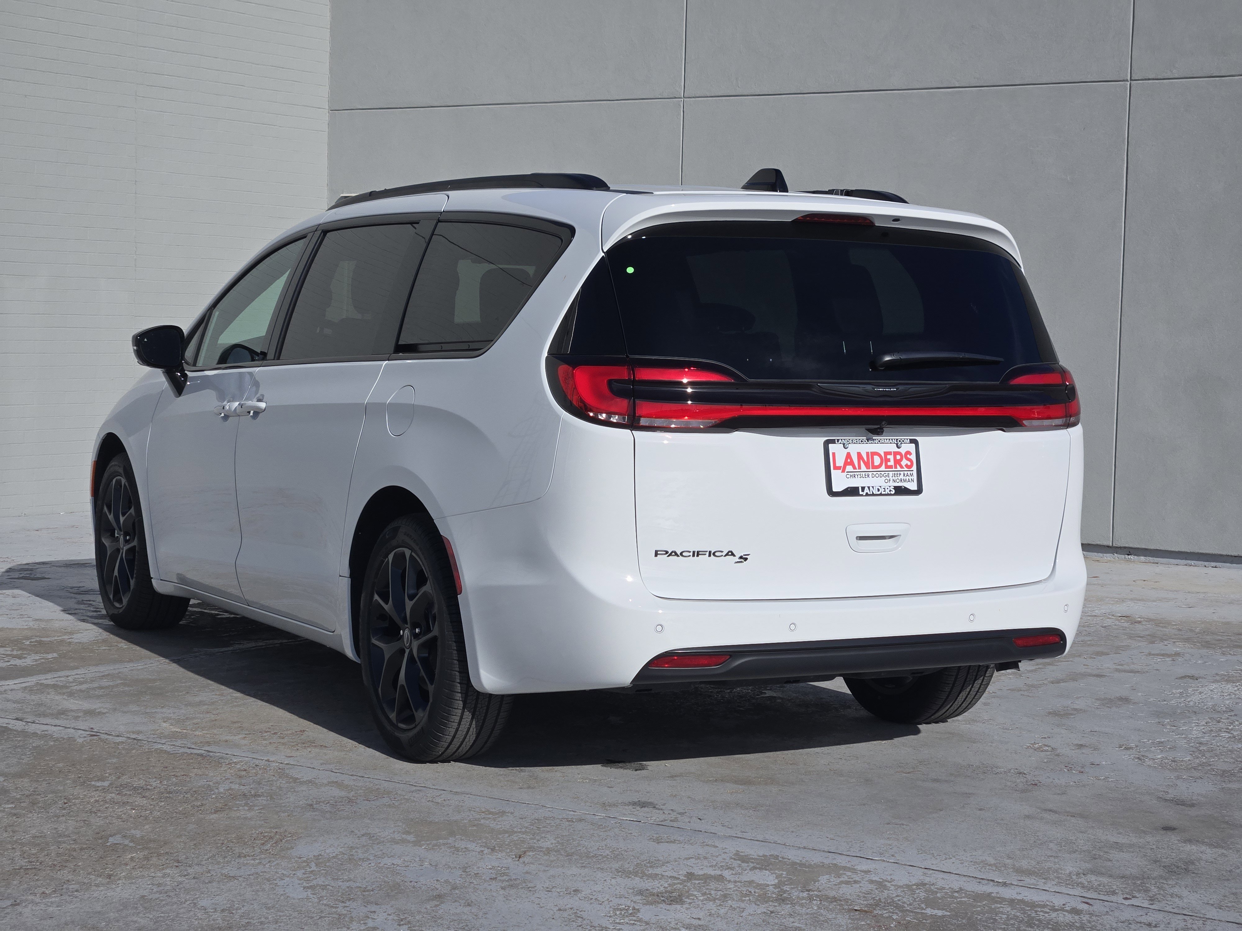 New 2026 Bright White Clear-Coat Exterior Paint Chrysler Select image 3