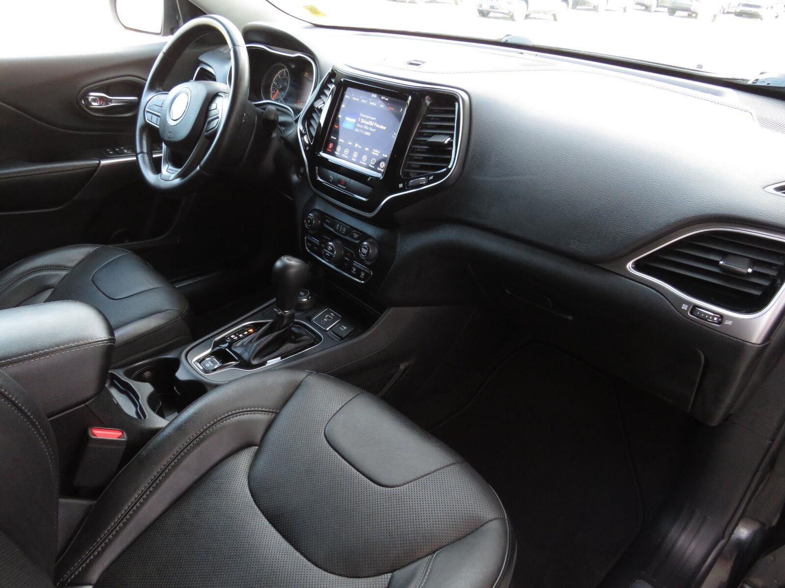 Used 2019 Diamond Black Crystal Pearlcoat Jeep Limited image 29