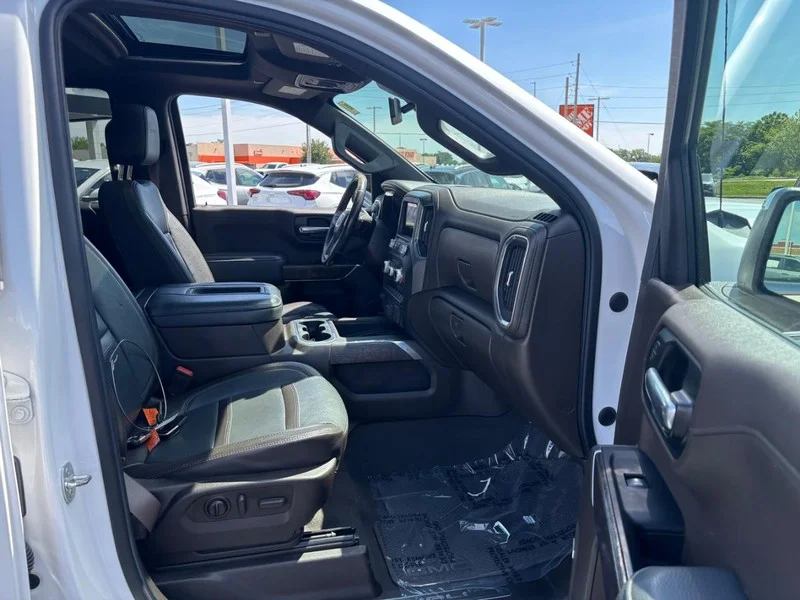 Used 2022 White Frost Tricoat GMC Denali image 12
